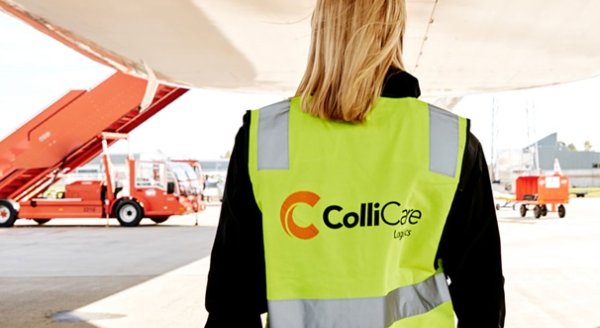 ColliCare employee at the airport checking that the goods are ready to be sent by air