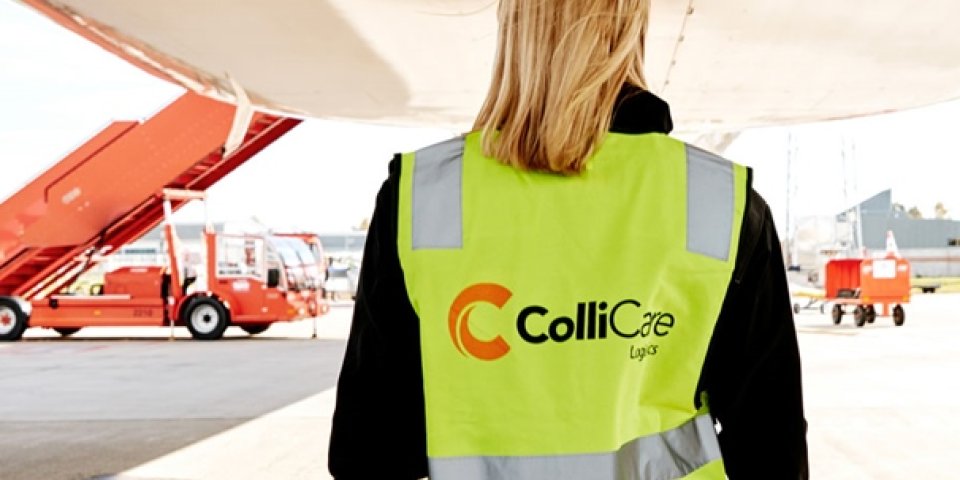 ColliCare employee at the airport checking that the goods are ready to be sent by air